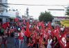 Servidores de Madalena em greve tomam as ruas após desaparição do Prefeito