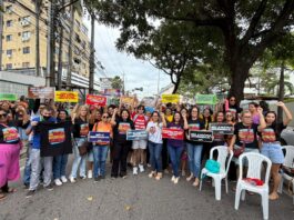 EDUCAÇÃO EM LUTA: PROFESSORES DE FORTALEZA REALIZAM PARALISAÇÃO POR MAIS INVESTIMENTOS