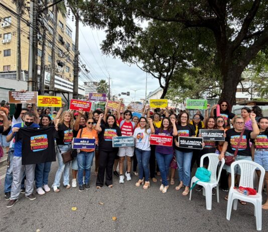 EDUCAÇÃO EM LUTA: PROFESSORES DE FORTALEZA REALIZAM PARALISAÇÃO POR MAIS INVESTIMENTOS
